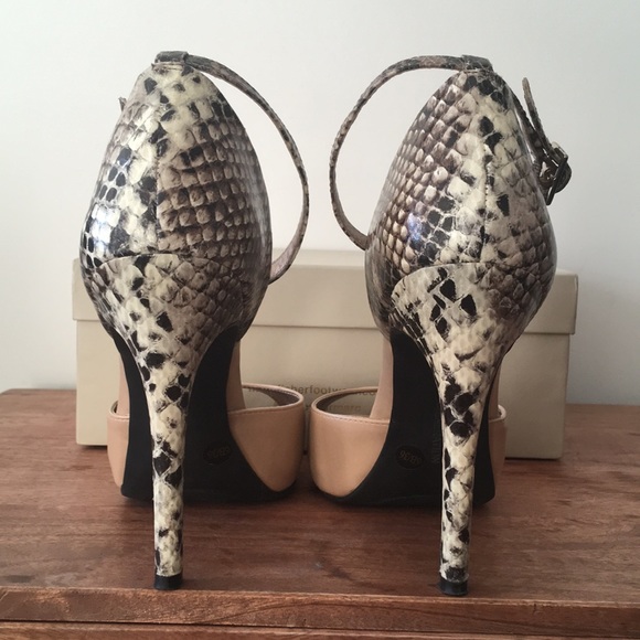 BCBG snake skin ankle strap heel - Picture 3 of 6